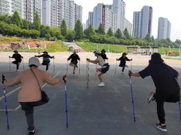 파주보건소, 19일부터‘양손 지팡이 사용 걷기’프로그램 무료 운영 기사 이미지