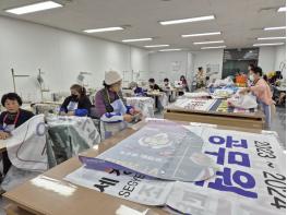 파주시자원봉사센터, 자원봉사자들의 손길로 재탄생한 폐현수막으로 만든 ‘스노우 카마스크’ 배부 기사 이미지