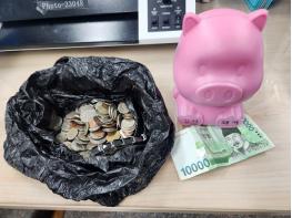 파주시 금촌1동에 전해진 익명의 돼지저금통 기부  기사 이미지