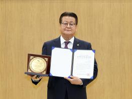 [경기도의회] 안명규 의원, “지역 현안 정면 돌파” 2025 우수 의정대상 수상 기사 이미지