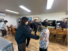 파주시 금촌1동장, 경로당 방문해 어르신들께 새해 인사 전해 기사 이미지