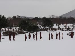 이름만 남기고 동백이 필 때를 기다리는 사람.... 기사 이미지
