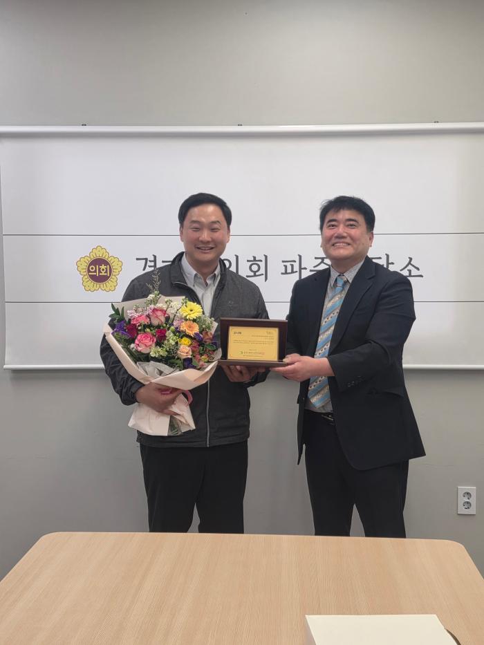 [경기도의회] 고준호 의원, “시설 아닌 집에서 돌봄” 재가노인복지 지켜낸 공로…감사패 수상