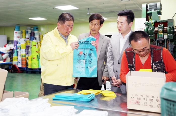 〔파주시 비상경제 대응-종량제봉투수급안정〕 파주시장, 종량제봉투 제작업체 현장 점검 “시민 불편 없도록 공급에 만전”