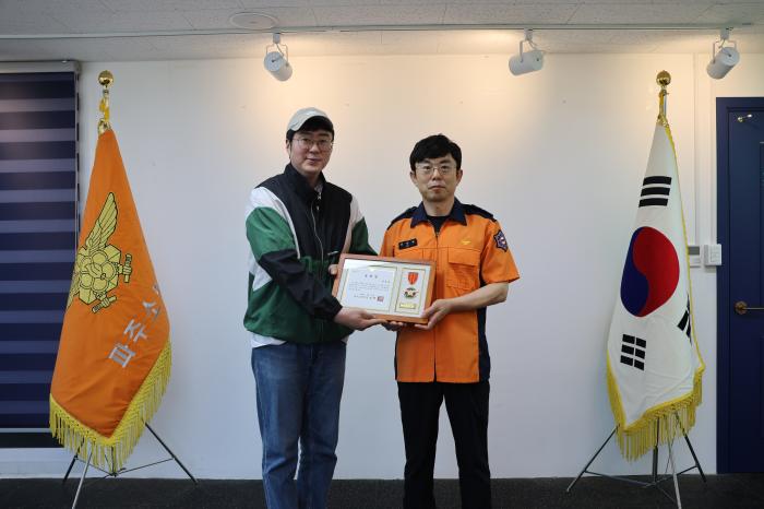 "소화기가 지킨 이웃의 안전"...  파주소방서, 화재 진압 유공 시민의 용기에 표창으로 화답