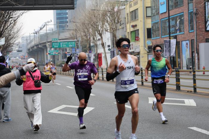 3월 동아마라톤에서의 파러클선수단을 응우언하는 파러클 응원단 하효종 기자