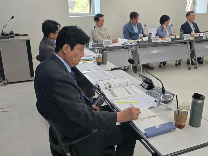 손배찬 파주시장 당선인이 12일 금촌 어울림센터에서 열린 업무보고에서 주요 현안과 시정 과제를 점검하며 보고 내용을 메모하고 있다 하효종 기자
