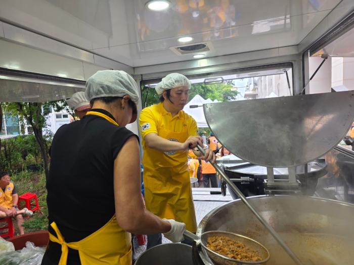 회원들이 정성컷 음식을 준비하고 있다 하효종 기자