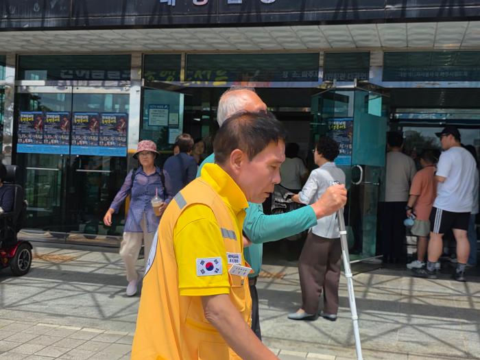 적십자회원들이 장애인들을 안내하고 있다하효종기자