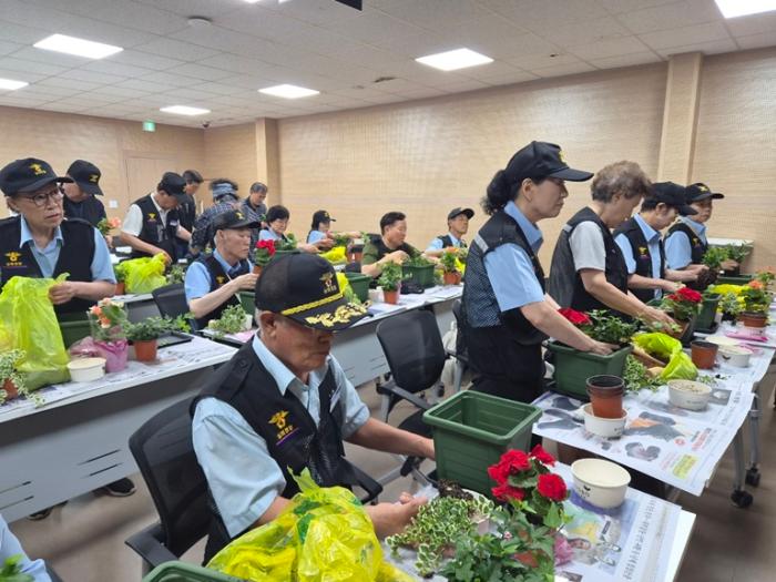 파주시 운정5동 실버경찰대, ‘원예감성교육’으로 정서 치유 시간 가져