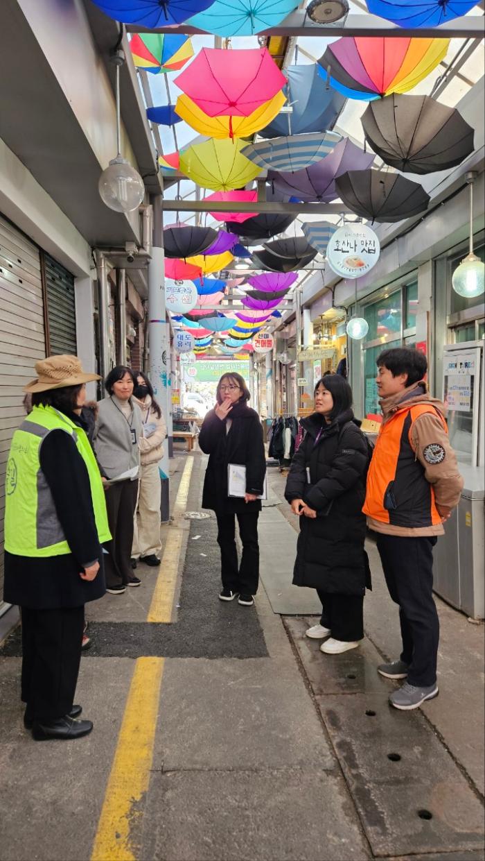 봉일천전통시장 김훈민 상인회장이 중소벤처기업부의 전통시장 및 상점가 활성화 지원사업 공모 사업계획PPT에서 최우수를 받은후 현장실사단에게 설명하고 있다 기본 편의 시설이 없음으로 감정이 되어 최종 선정에는 이르지 못했다 봉일천전통시장 상인회