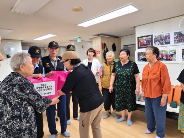 파주시 운정5동 실버경찰대, 경로당 찾아 폭염 예방 물품 전달