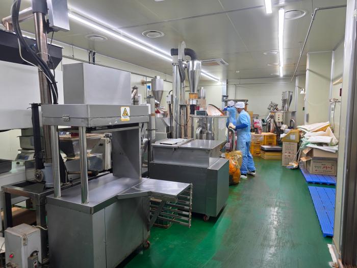 농업회사법인 알토란의 HACCP 생산시설에서 직원들이 분말소스와 고춧가루 등 식품을 생산하고 있다 알토란은 위생적인 생산환경과 체계적인 품질관리 시스템을 기반으로 다양한 복합조미식품을 생산하고 있다 하효종 기자