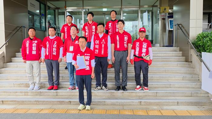 지난 5월27일 파주시청 본관 계단에서 선거버관련 기자회견 하고 있는 박용호 후보 하효종 기자