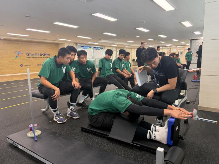 경기스포츠과학센터를 방문한 율곡중학교 야구부 선수가 연구원의 지도 아래 유연성 측정 기구를 활용해 체력 측정을 진행하고 있다 사진 제공율곡중학교