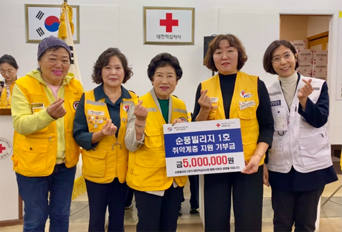 지난 10월 13일 김순자 봉사원중앙이 성금 500만원을 기탁하고 관계자들과 기념촬영을 하고 있다사진 제공 적십자 파주시 협의회